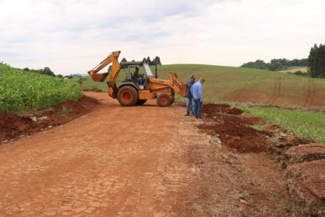 Obras de Infraestrutura Rural continuam pelo interior trazendo desenvolvimento.