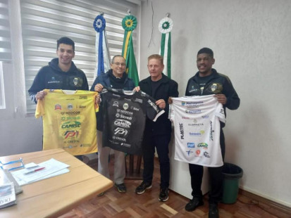 Diretores da AAEMA estiveram no gabinete do prefeito Mario apresentando a nova camisa do time e o prefeito também  recebeu a sua.